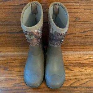 Bogs waterproof insulated boots. Camo & brown. 2Y